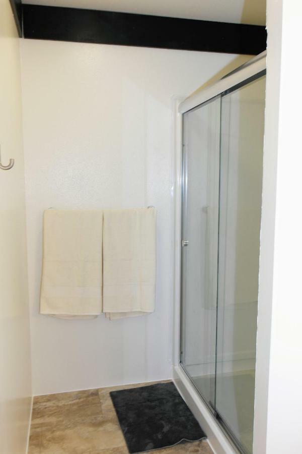 Becker'S Private Studio 2 Queen Beds, 1 Futon With A Great Back Yard! اوبورن المظهر الخارجي الصورة